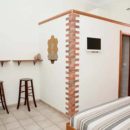 Poseidon לינה וארוחת בוקר 3*