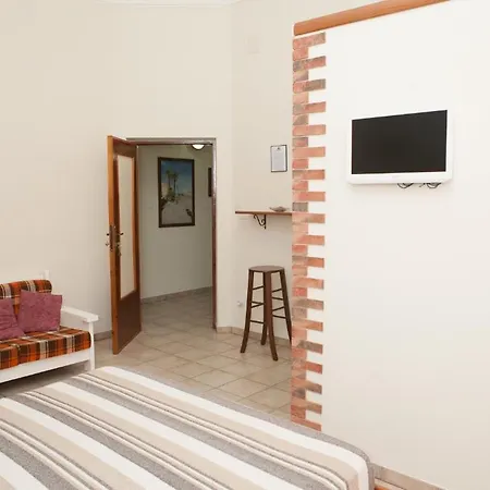 לינה וארוחת בוקר Poseidon